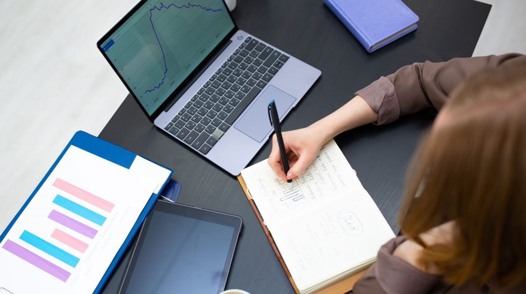 suivi des campagnes d'acquisition, carnet de notes et graphique mensuel à l'appui