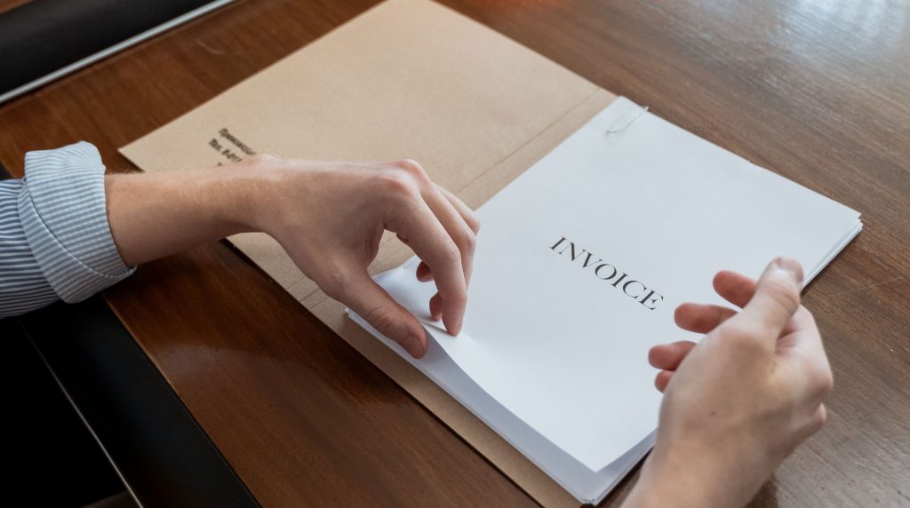 e-commerçant passant en revue ses factures avant imputation comptable