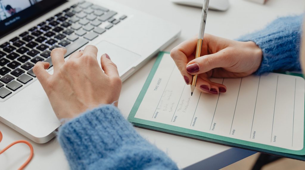 vendeur e-commerce planifiant ses retraits de stock dans son agenda